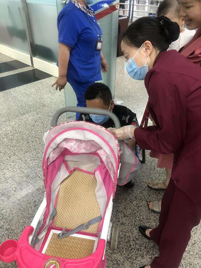 圖片1.png“真情服務(wù)”是讓旅客更加安心、放心、舒心的出行。行查室作為部門進(jìn)港服務(wù)的最后一個環(huán)節(jié)，在日常工作中也很注重服務(wù)細(xì)節(jié)。6月10日，行查室工作人員幫助旅客打開嬰兒車，為她排憂解難。.png