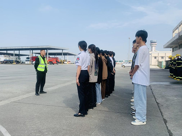 綿陽(yáng)機(jī)場(chǎng)安檢站對(duì)閬中機(jī)場(chǎng)、民航校  實(shí)習(xí)生開(kāi)展軍訓(xùn).png