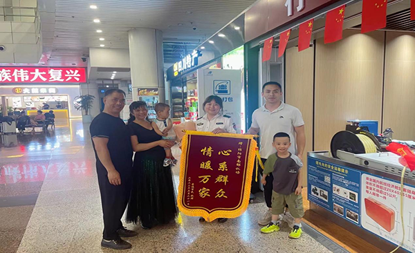 心系群眾，情暖萬家—— 綿陽機(jī)場(chǎng)安檢站暖心服務(wù)獲錦旗.png